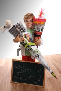 Tafel Tüte und Schulkind