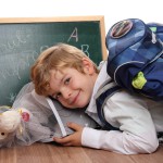 Schulkind mit Mappe und Tafel