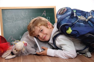 Schulkind mit Mappe und Tafel