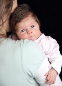 Baby auf Mamas Schulter