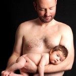 Paba und Baby auf dem Arm