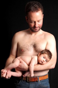 Paba und Baby auf dem Arm